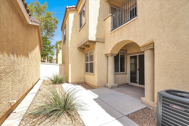 Building Photo - 3 Bedroom and A LOFT, 2.5 Baths, 2 Car Gar...