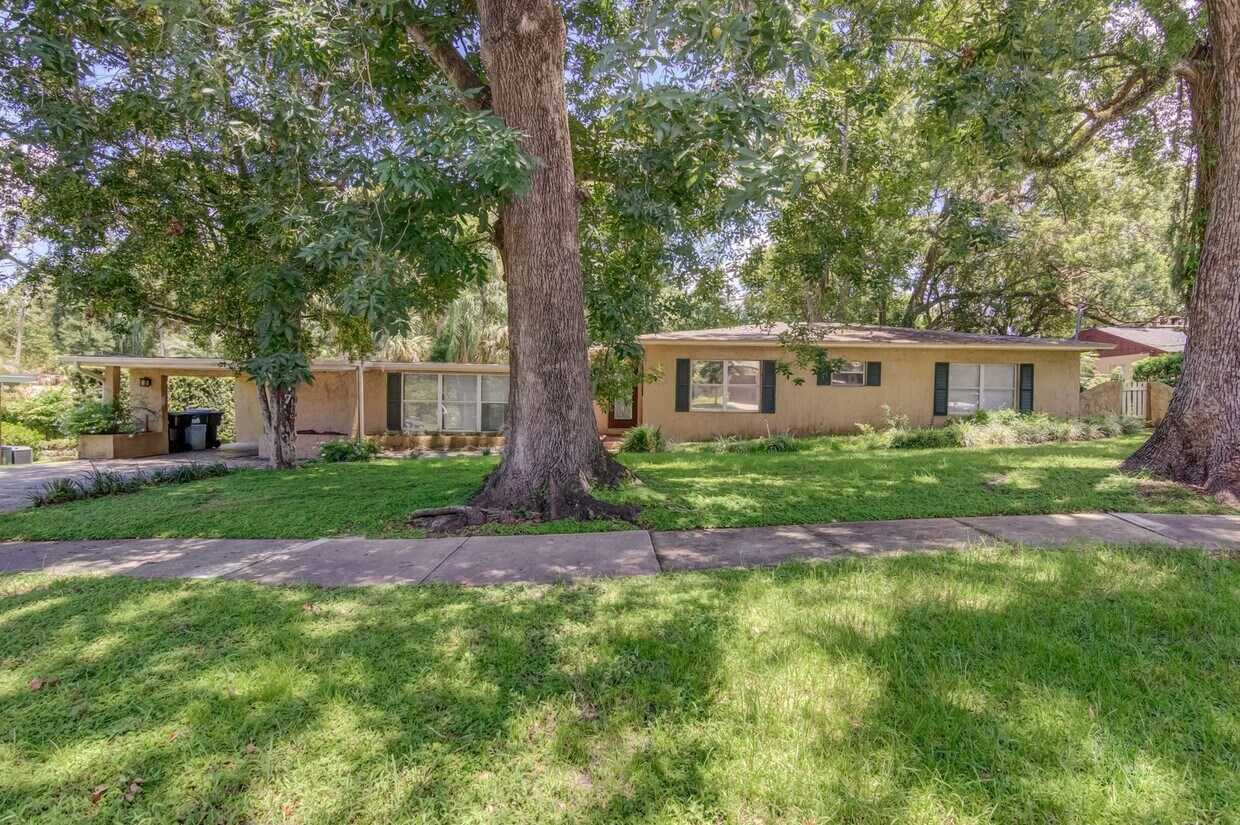 Primary Photo - Charming 3bed / 3bath Home located on Lake...