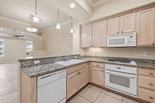 Building Photo - Guard Gated 3rd Floor Unit off Las Vegas Blvd