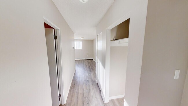 Photo du bâtiment - 9932-9105 105 Ave