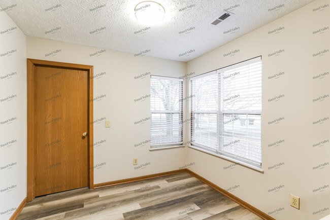 Building Photo - 6161 Kensington Glen Dr