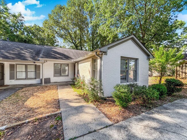 Foto del edificio - Charming Updated 2BR/2BA Duplex Close To E...