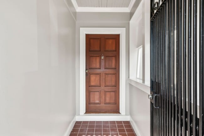 Building Photo - Remodeled 4Bd/2.5Ba Single-Family Home in ...