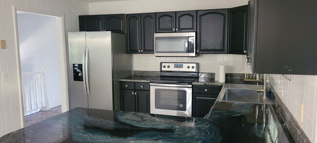 Building Photo - 4 bedroom / 2 bath Brick Home - 2 car gara...