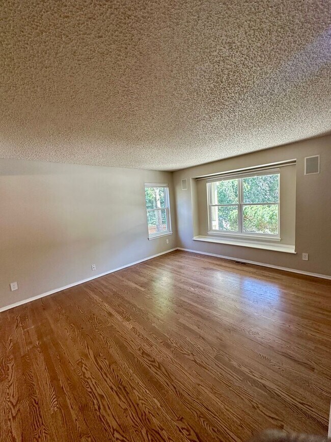 Foto del edificio - Beautifully Updated 5-Bedroom Home Near Ut...