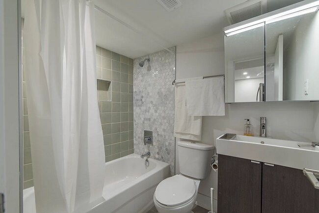 Building Photo - 150 Meadowlands Dr W