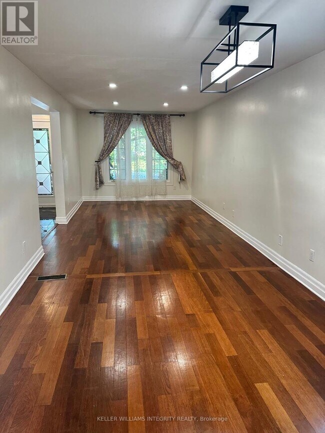 Building Photo - 250 Equestrian Dr