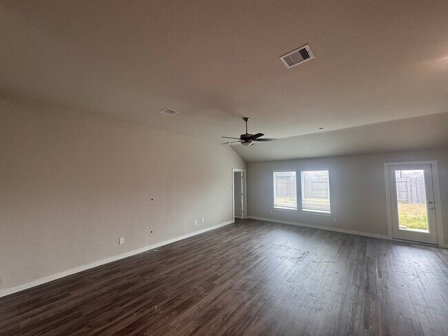 Foto del edificio - 5017 Evergreen Dr