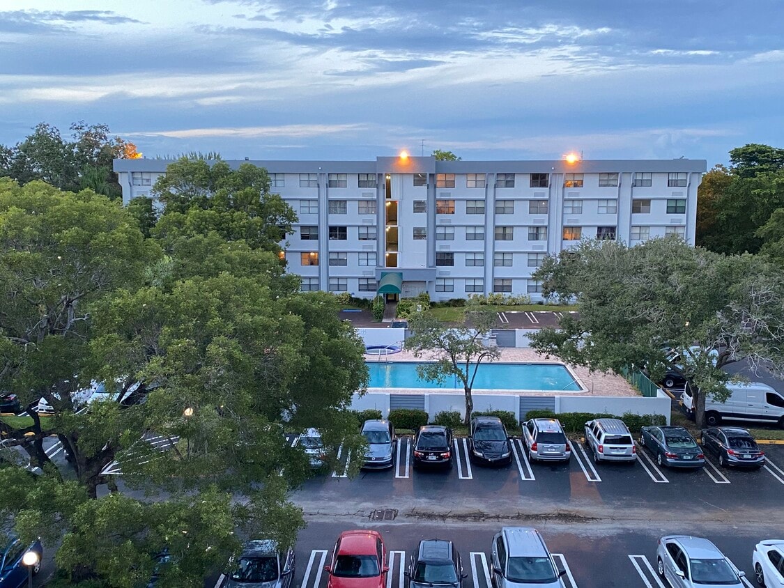 Primary Photo - 2501 Riverside Dr