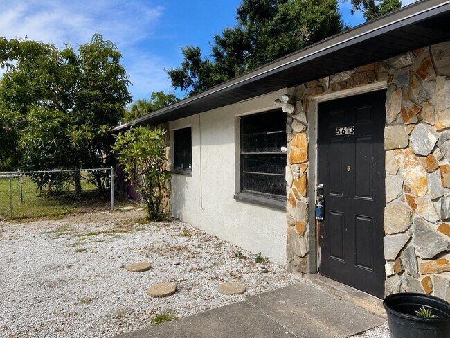 Building Photo - Pet Friendly Cozy Villa in Bradenton