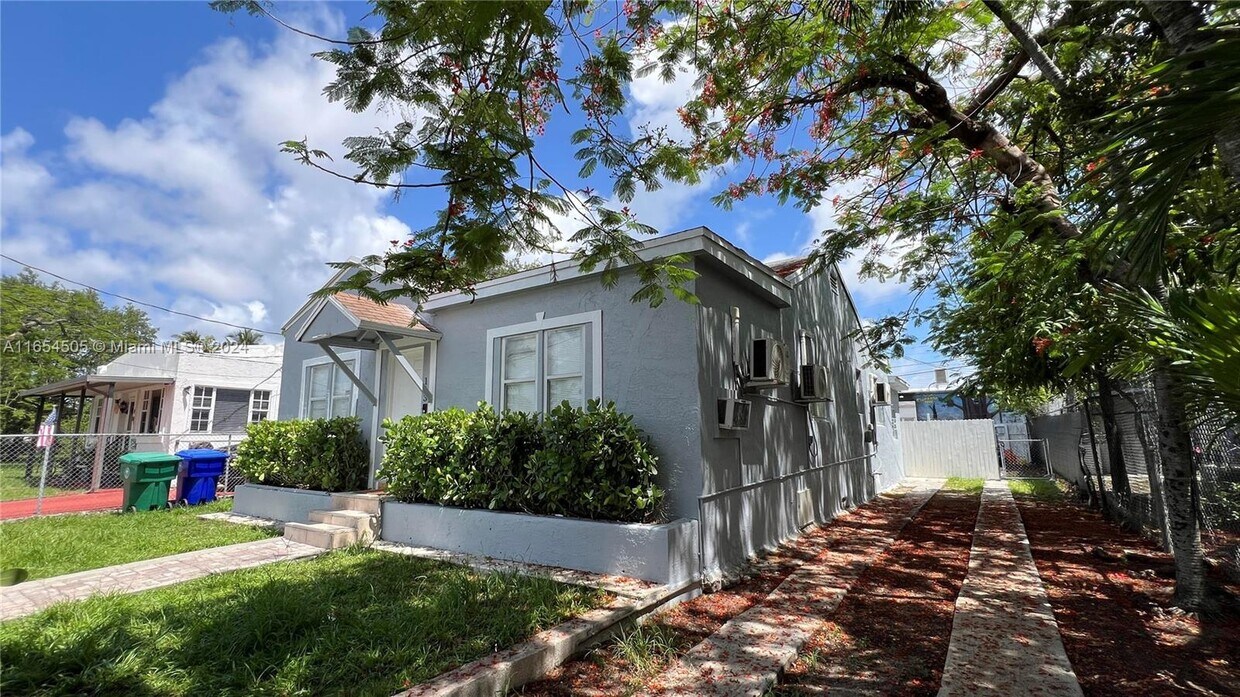 Primary Photo - 113 NW 35th St
