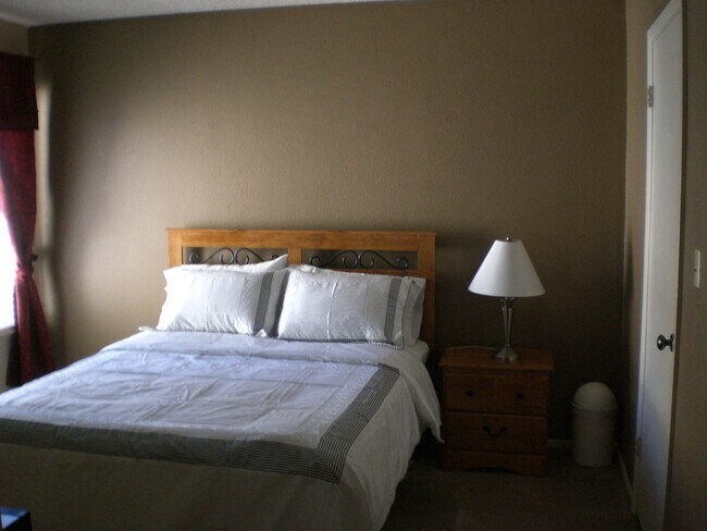 Foto del edificio - Two bedroom, one bathroom, third floor con...