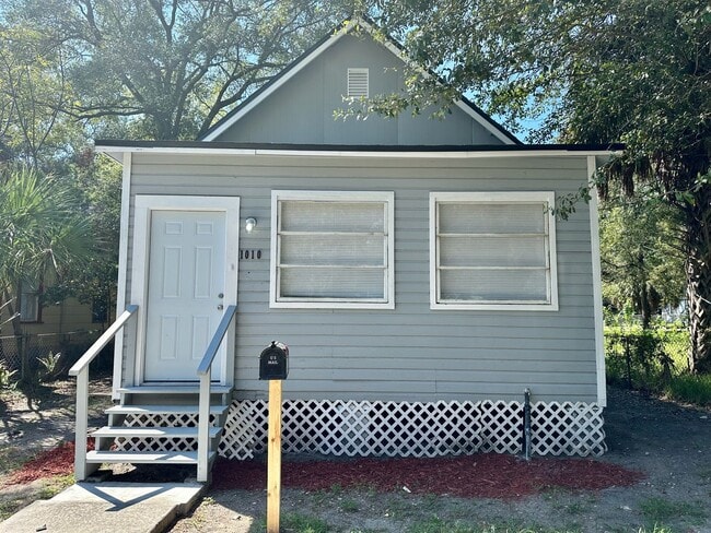 Wonderful Bungalow Just Renovated! - Wonderful Bungalow Just Renovated! House