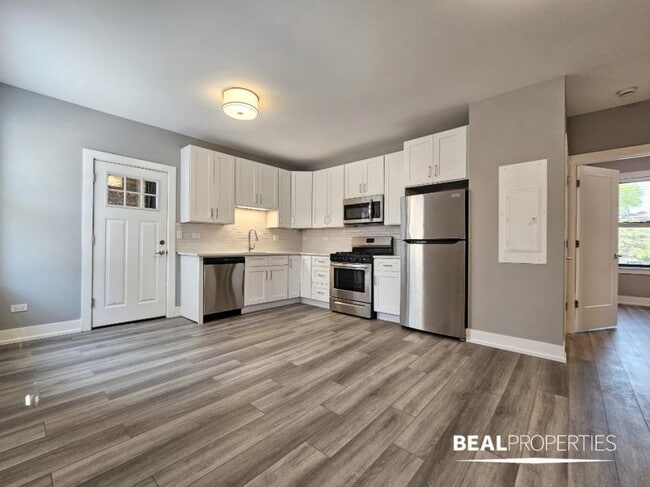Building Photo - 1 bedroom in CHICAGO IL 60613