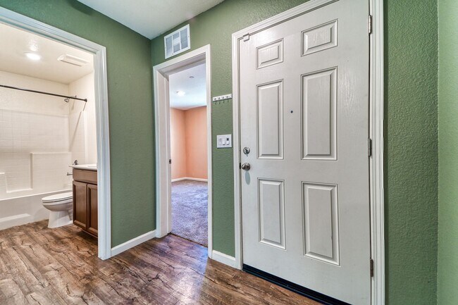 Building Photo - 3 Bedroom 2 Bath home in Edgewater