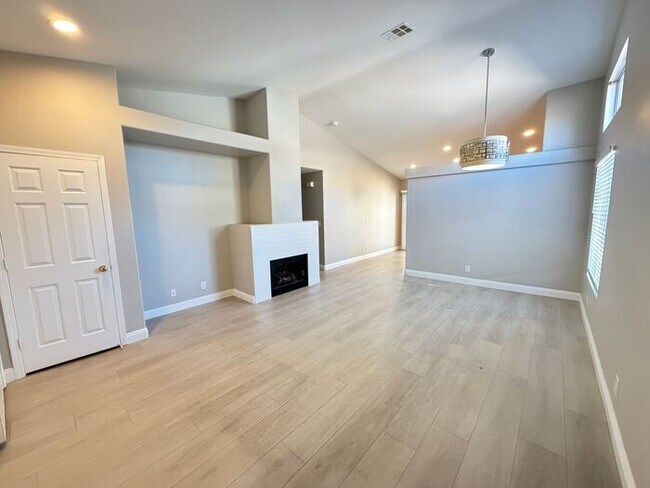 Foto del edificio - First Show: The first open showing is on 1/22 at 11:30am. Please be prompt. We will be processing...