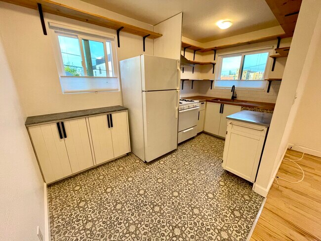Building Photo - 2147 Santa Ynez St