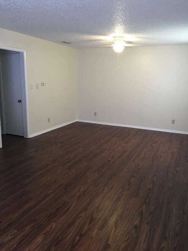 Foto principal - 3202 Matthews Dr