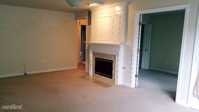 Building Photo - 8201 Crossbrook Ct