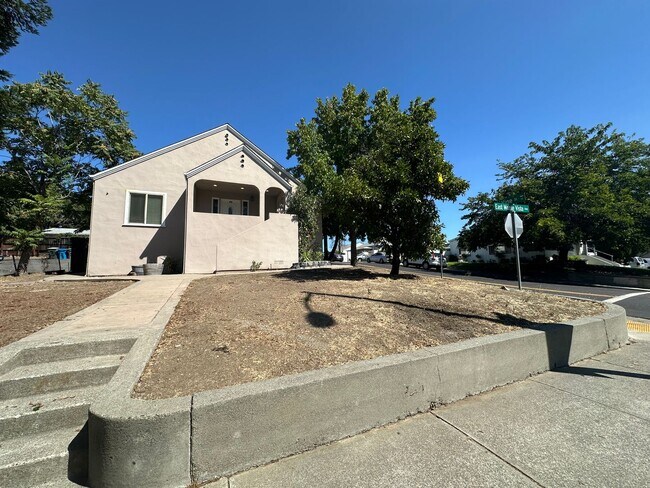 Foto del edificio - Beautifully updated 3br/2ba Home with Time...