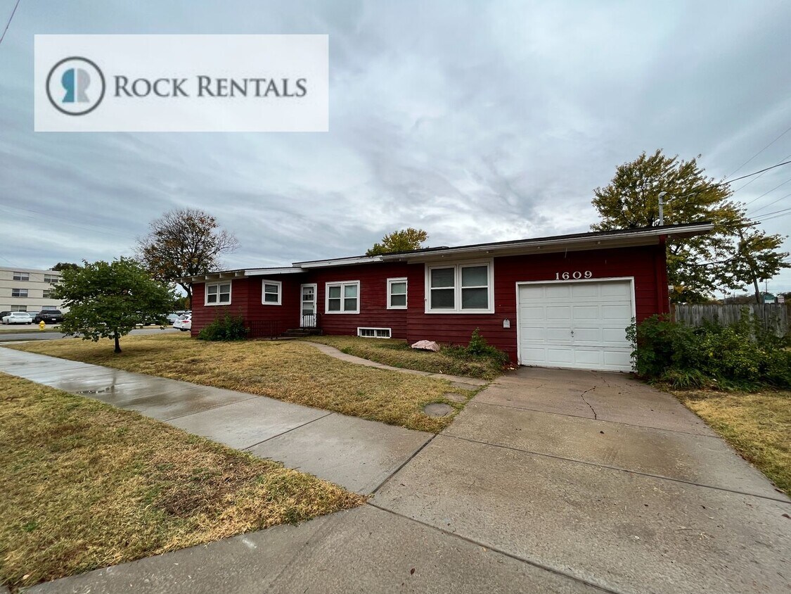 Foto principal - 2 Bed 1.5 Bath with Bonus Room