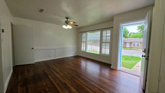 Building Photo - Freshly Painted!