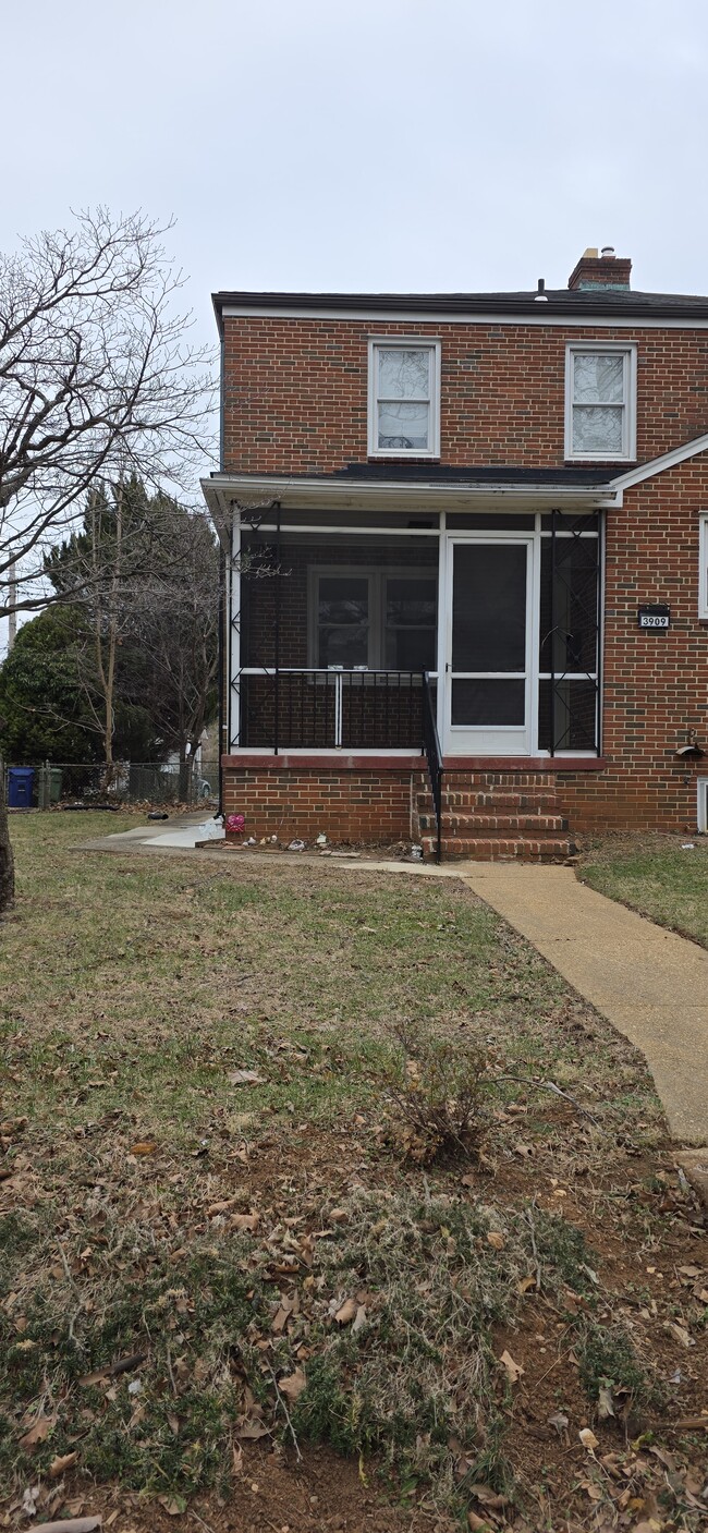 Building Photo - 3909 Rosecrest Ave