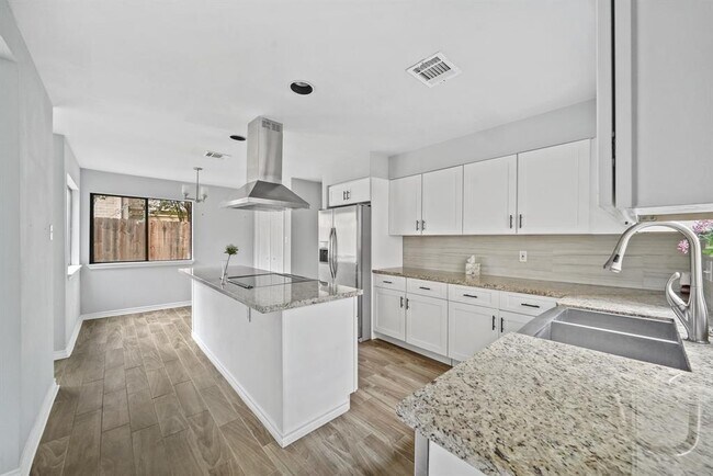 Building Photo - 15618 Pine Mountain Dr