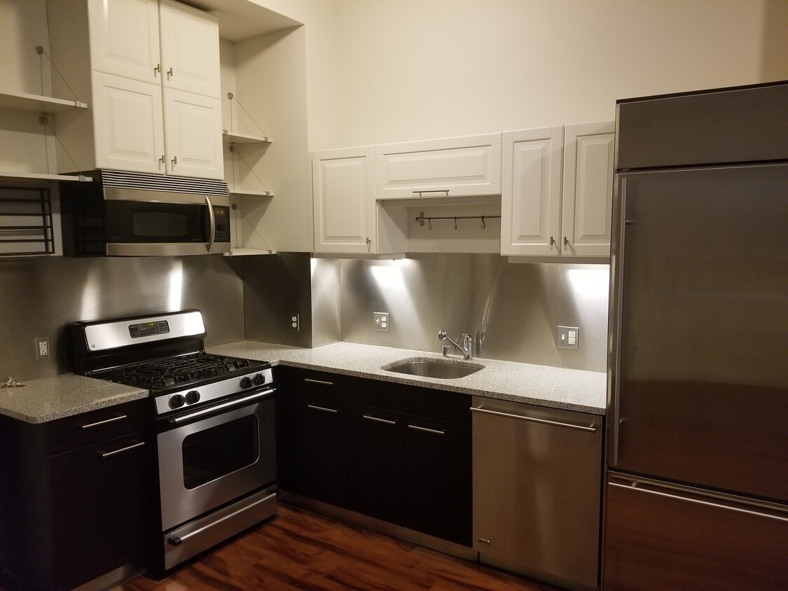 Foto principal - Extra Large Downtown 1 Bedroom Apt /w Wash...