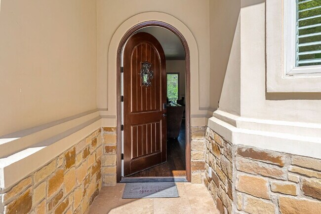 Foto del edificio - Lake Austin Mediterranean Retreat with Private Boat Dock & Panoramic Water Views
