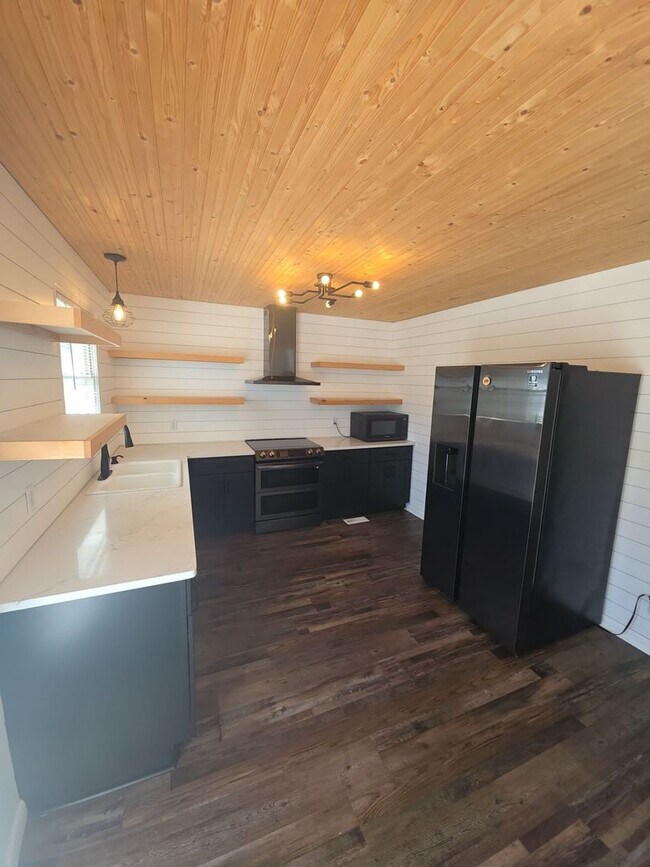 Building Photo - Beautifully Renovated 3-Bedroom Single-Family Home with 2-Car Garage Near HWY 111