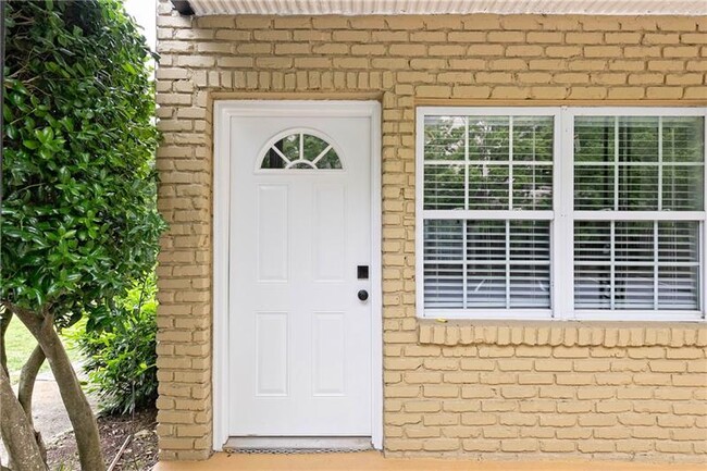 Building Photo - 21 Delmont Dr NE
