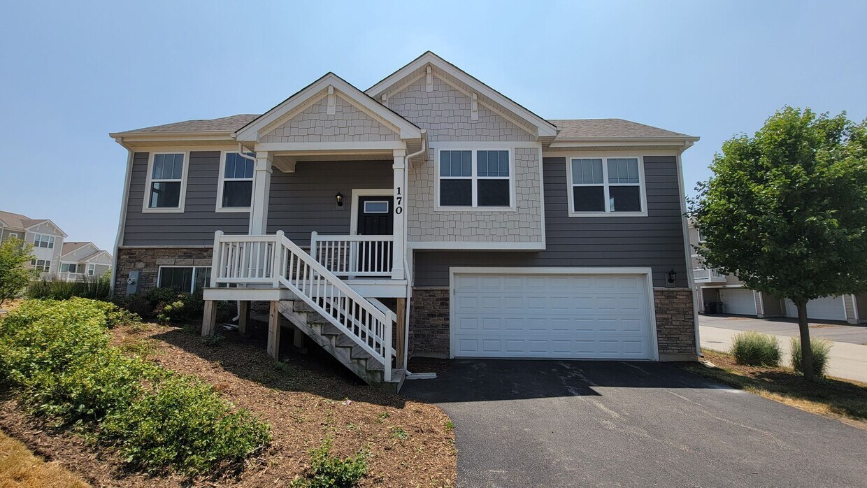 Foto principal - SUPER SHARP 3 BEDROOM, 2 BATH END UNIT TOW...