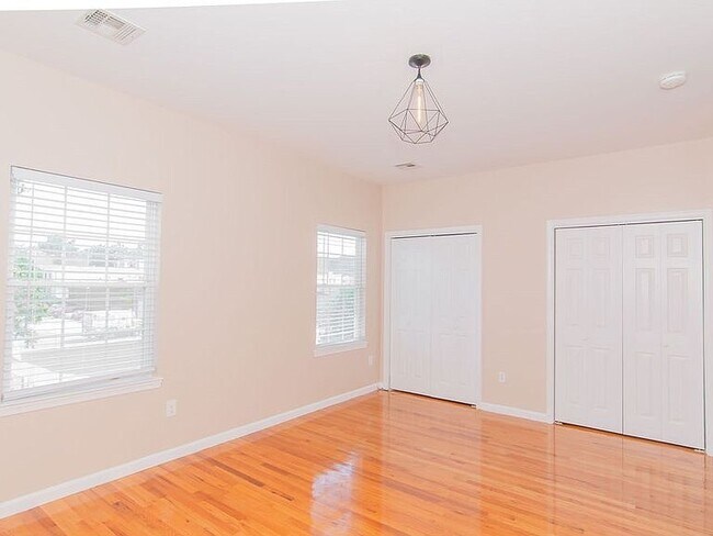 Bedroom - 80 Roosevelt Ave