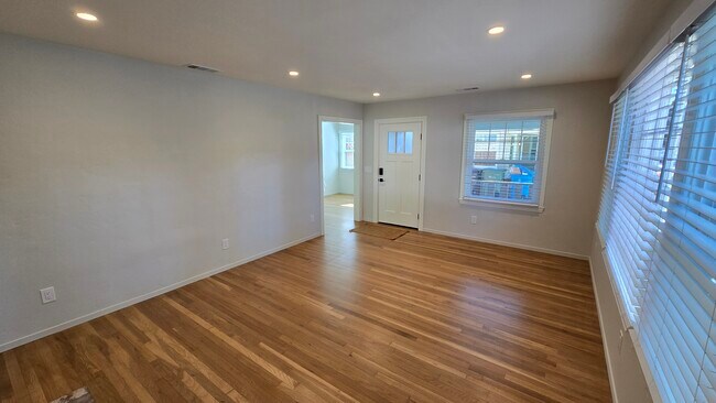 Sala de estar a comedor - 740 Locust St