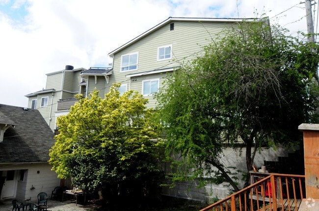 Building Photo - Eastbay Apartments