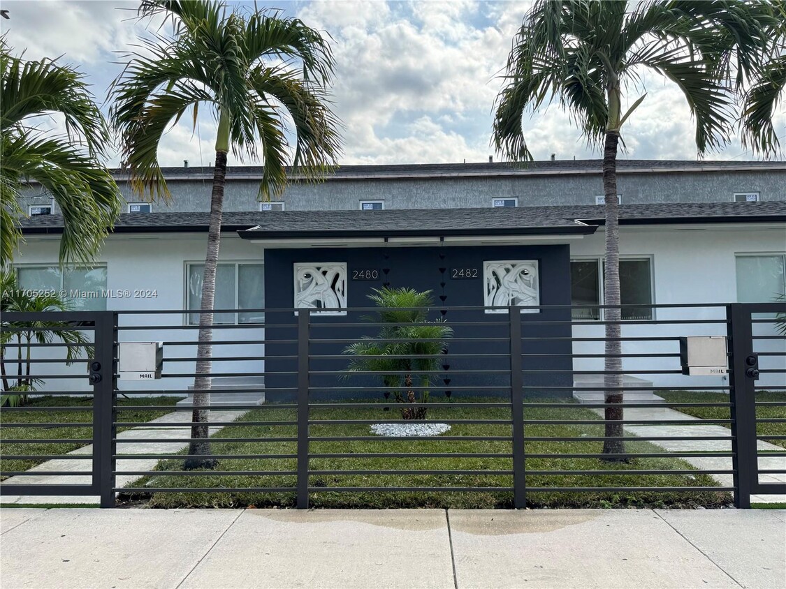 Foto principal - 2480 NW 26th St