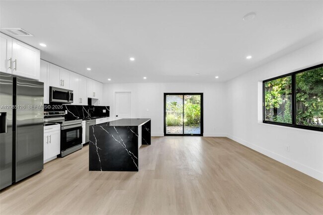 Foto del edificio - 1597 NE 143rd St