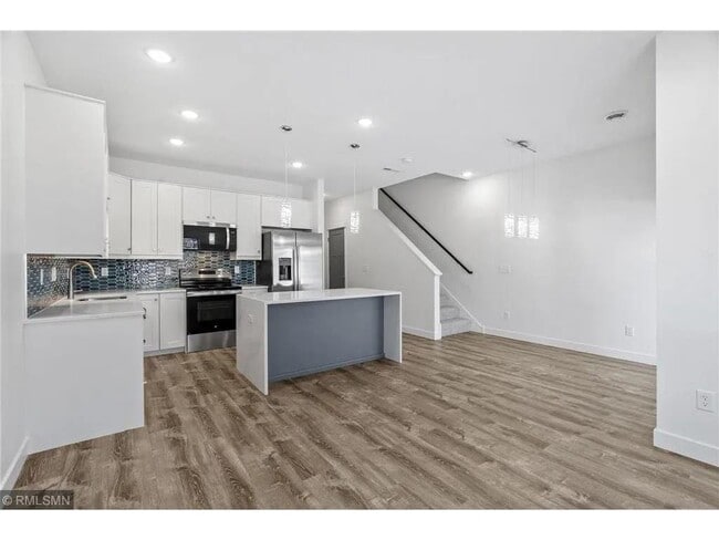 Building Photo - 425 W 8th St