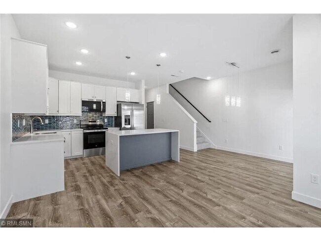 Foto del edificio - 425 W 8th St