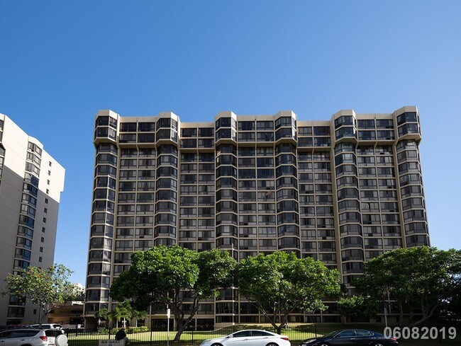 Foto del edificio - Move-In Ready – Fully Renovated Penthouse Unit | Central Location