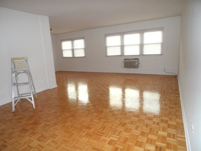 Foto del edificio - 4919 Enfield Ave