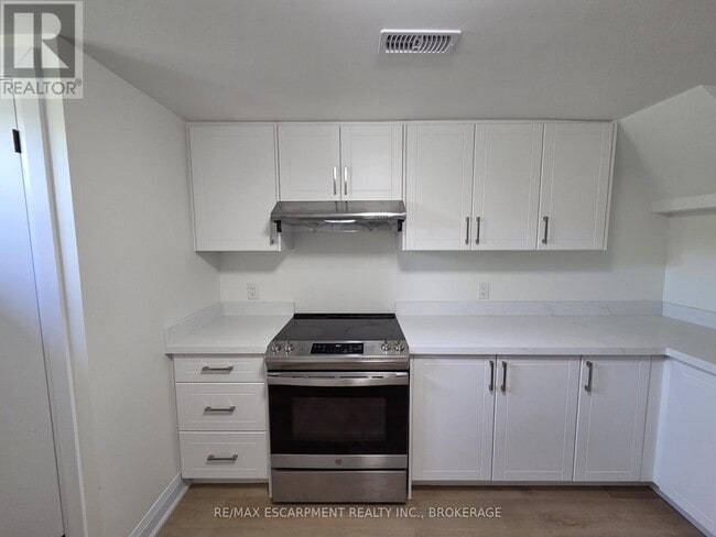 Building Photo - 12 Ferndale Ave