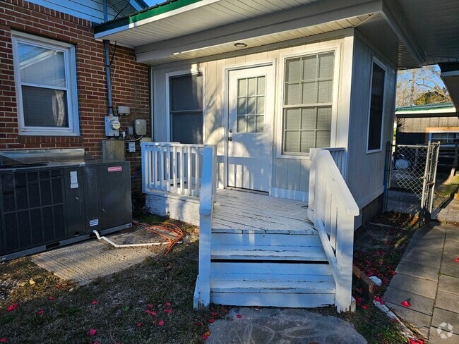 Building Photo - 302 Alder St
