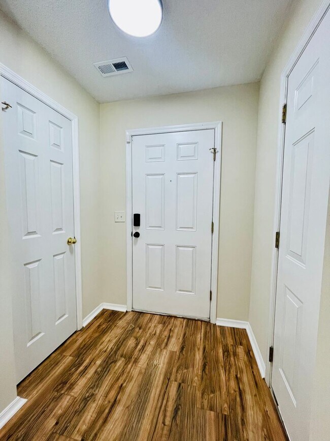 Foto del edificio - 3038 Regency Oaks Dr