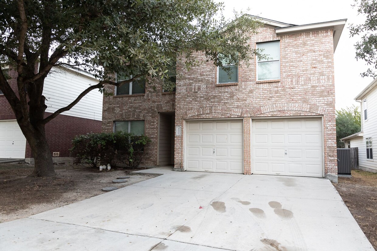 Foto principal - SPACIOUS 4 BEDROOM 2.5 BATH FEATURING MAST...