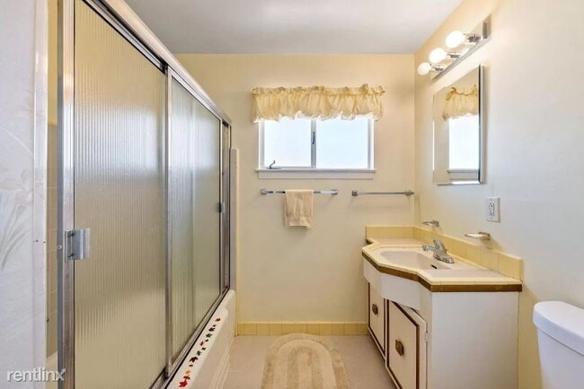 Building Photo - 5 br, 2 bath House - 1049 golden ave