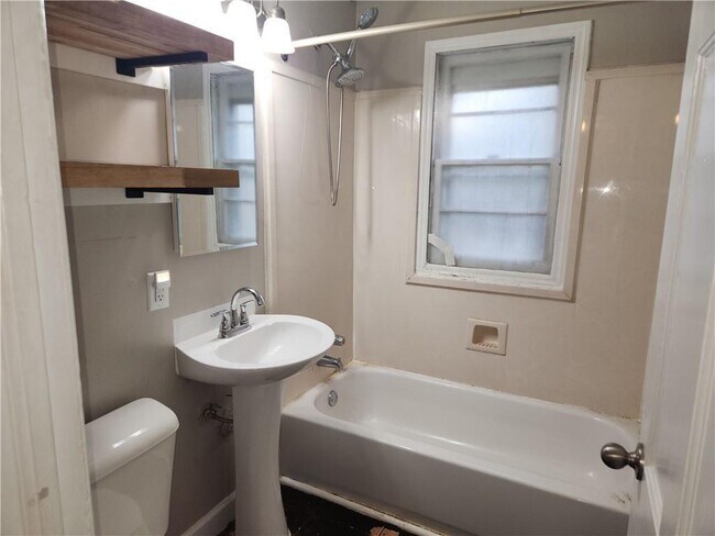 Foto del edificio - 2457 Richard Ave