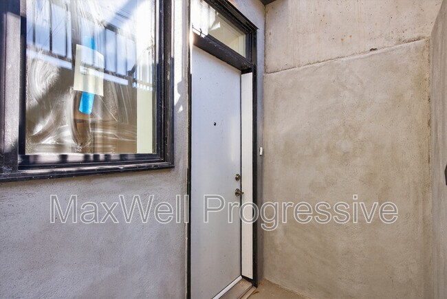 Photo du bâtiment - 11113-11151 51 St NW