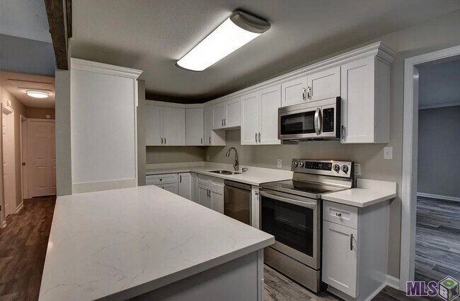 Foto del edificio - 1351 N Woodcrest Ave